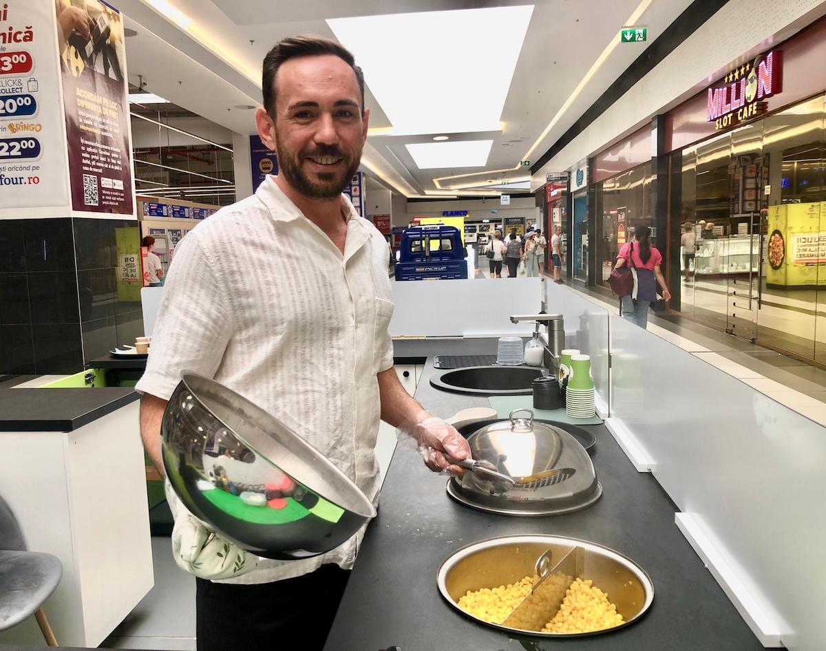 Un tânăr inginer din Sibiu a investit 10.000 de euro într-un stand în care vinde porumb, la Shopping City Sibiu. „Ne-am dorit să fie ceva sănătos, ușor de consumat și rapid de preparat”