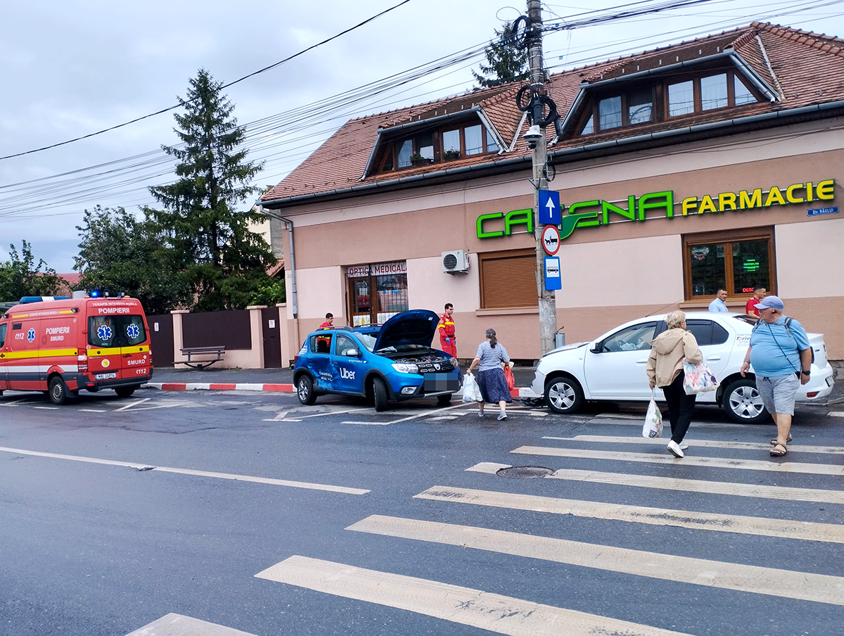Un șofer a intrat pe roșu în intersecție și a produs un accident. O pasageră a fost rănită