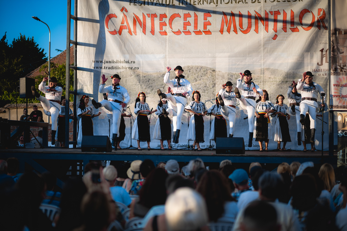 Energie, culoare și diversitate, pe scenele Festivalului Internațional de Folclor „Cântecele Munților”