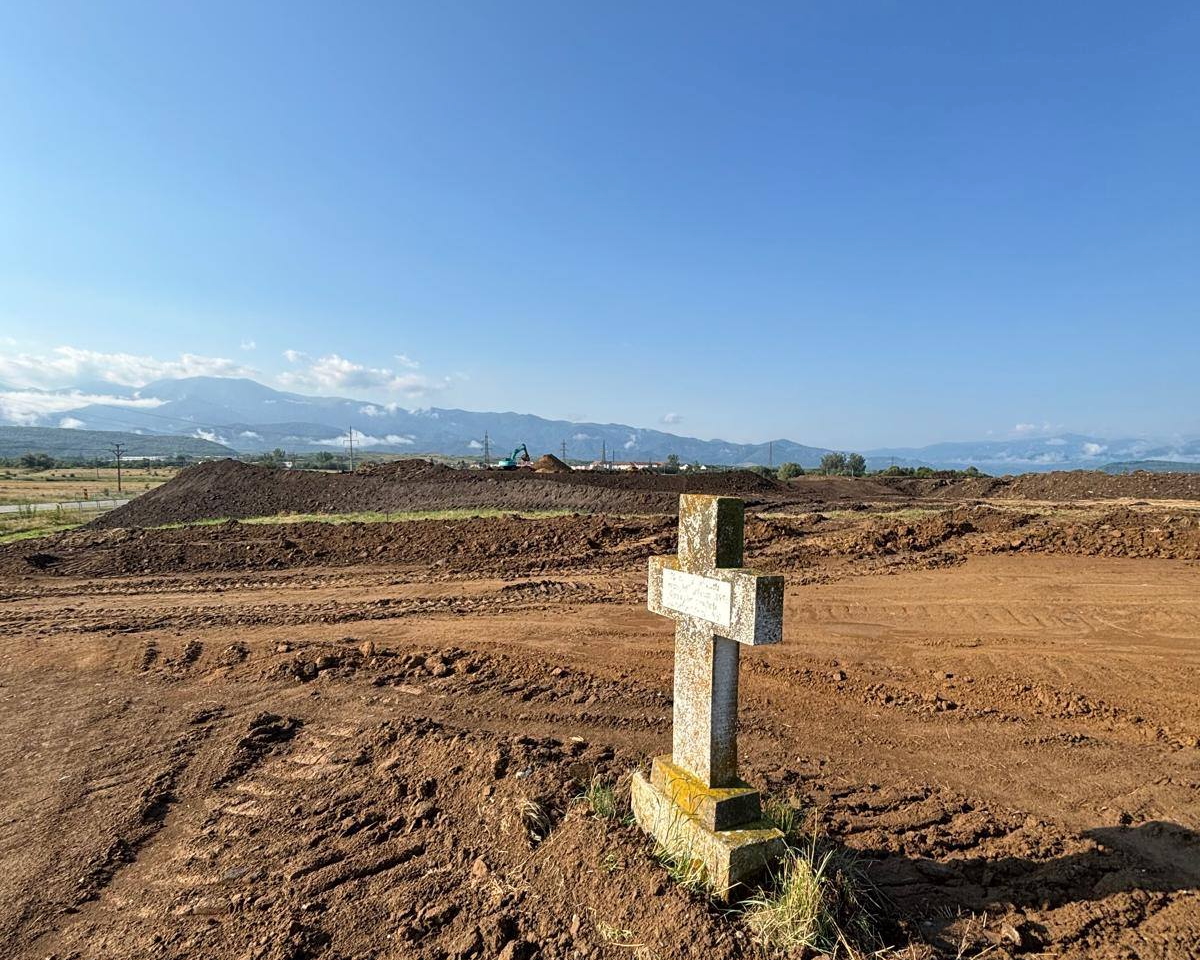 Primăria Avrig începe ridicarea crucilor de pe marginea viitoarei autostrăzi: ”Așa am promis constructorului”