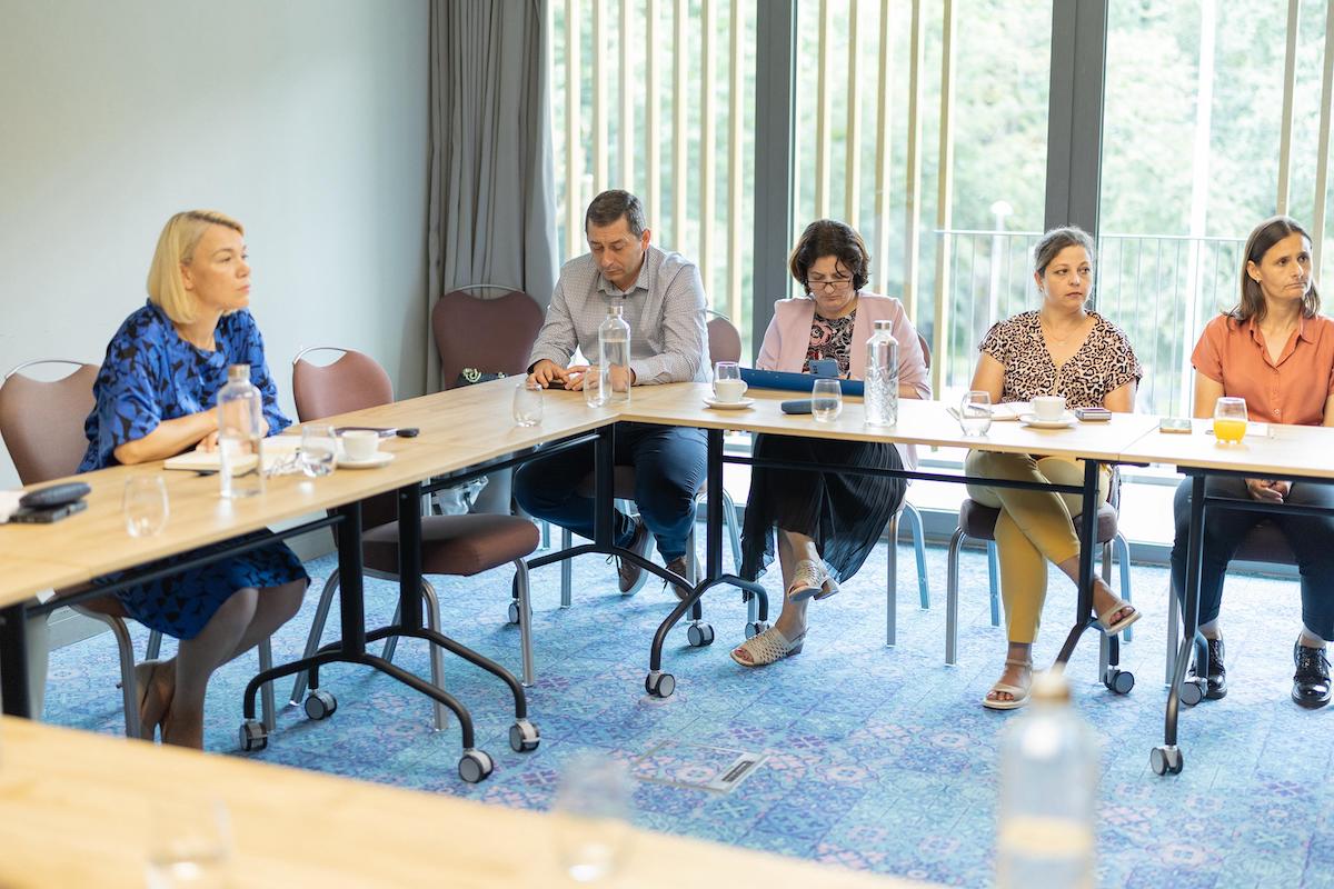 Întâlnire de referință între autoritățile din Sibiu, pentru oprirea consumului de droguri în rândul tinerilor. „Adolescenții au nevoie de atenție, au nevoie de încredere”