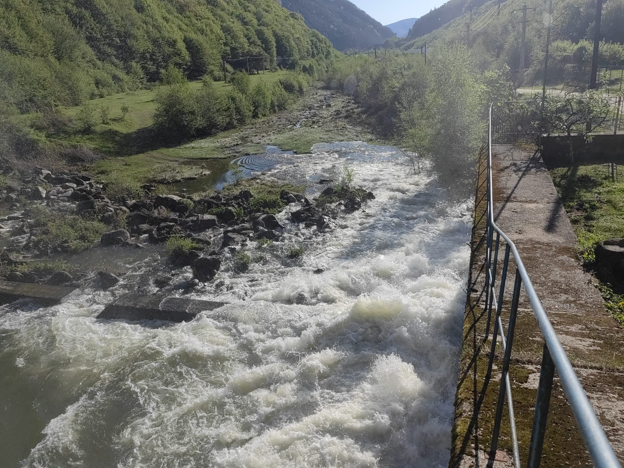 Ploile puternice au umplut lacul de acumulare de la Gura Râului până la 92%. Apele Române au început golirea în această dimineață