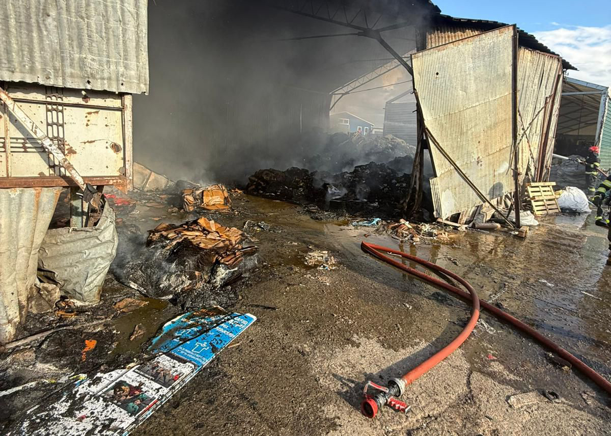Actualizare. Incendiu la o hală de reciclare a deșeurilor, din Șura Mare. „Au ars deșeuri de carton și mase plastice pe o suprafață de aproximativ 150 mp”