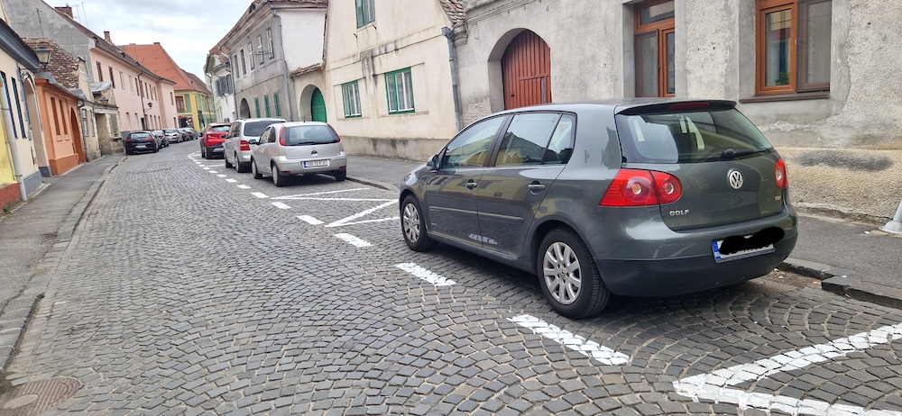 ”N-au rămas nici jumătate din locurile de parcare”. Primăria a realizat marcaje rutiere pe străzile din Orașul de Jos și pregătește introducerea parcării cu plată