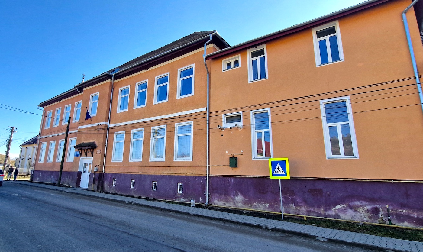 Primăria Loamneș anunță că începe lucrările de eficiență energetică la Școala din Alămor