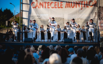 Energie, culoare și diversitate, pe scenele Festivalului Internațional de Folclor „Cântecele Munților”