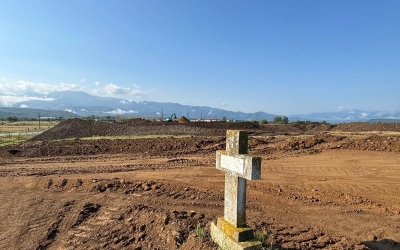 Primăria Avrig începe ridicarea crucilor de pe marginea viitoarei autostrăzi: ”Așa am promis constructorului”