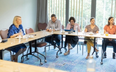Întâlnire de referință între autoritățile din Sibiu, pentru oprirea consumului de droguri în rândul tinerilor. „Adolescenții au nevoie de atenție, au nevoie de încredere”