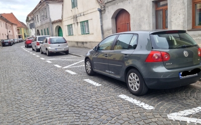 ”N-au rămas nici jumătate din locurile de parcare”. Primăria a realizat marcaje rutiere pe străzile din Orașul de Jos și pregătește introducerea parcării cu plată