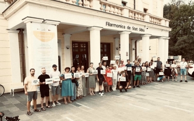 Tribunalul a suspendat hotărârea Consiliului Județean prin care nouă instrumentiști ai Filarmonicii Sibiu au fost dați afară. Decizia nu este definitivă