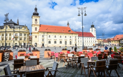 Primăria Sibiu caută soluții pentru a crea zone de umbrire în Piața Mare. Pavajul rămâne însă neschimbat. Bibu: „La Oradea, la domnul Bolojan, am văzut un exemplu”