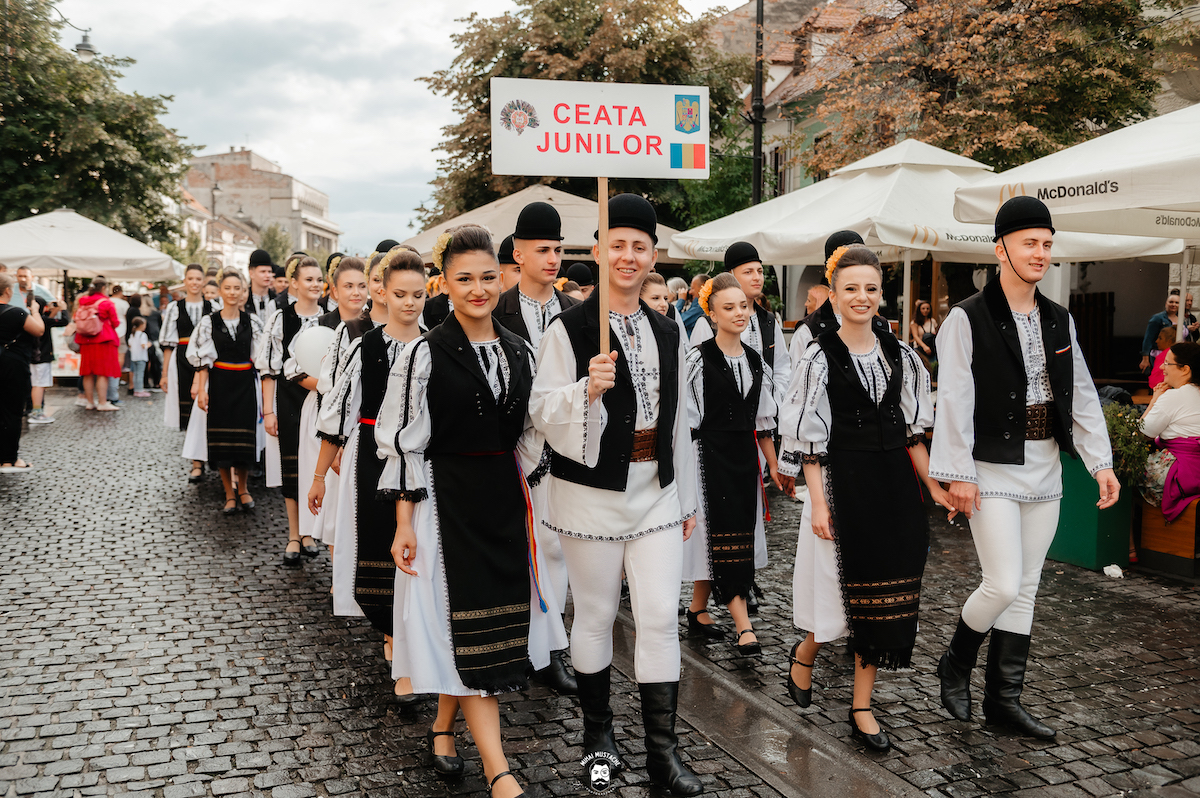 Luna August debutează spectaculos în Piața Mare, prin programul Festivalului Internațional de Folclor „Cântecele Munților”