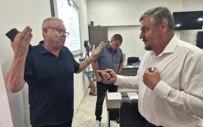 Cisnădie: 500 de telefoane mobile de 850.000 de euro pentru 100 de angajați ai Primăriei. Fostul primar, indicat printre vinovați: „Cum, când eu am făcut sesizarea?”