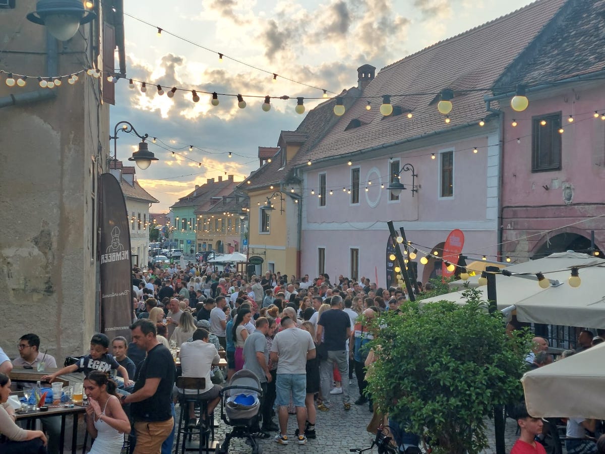 Ce facem în weekend? Cântecele Munților, Vinfest în Muzeul Astra, petrecere pe strada Turnului și drumeții