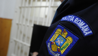 Bărbat din Gura Râului, reținut de Poliție după ce și-a bătut un vecin și a amenințat oamenii pe stradă