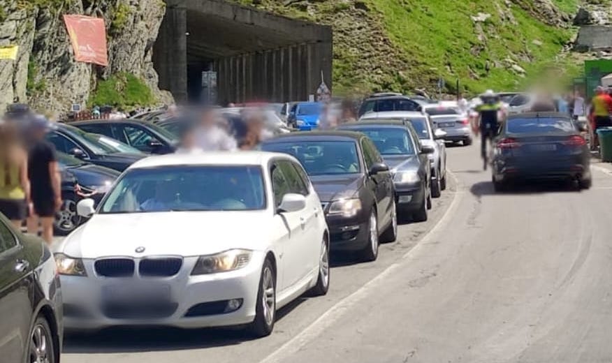 Trafic blocat pe Transfăgărășan din cauza mașinilor parcate neregulamentar