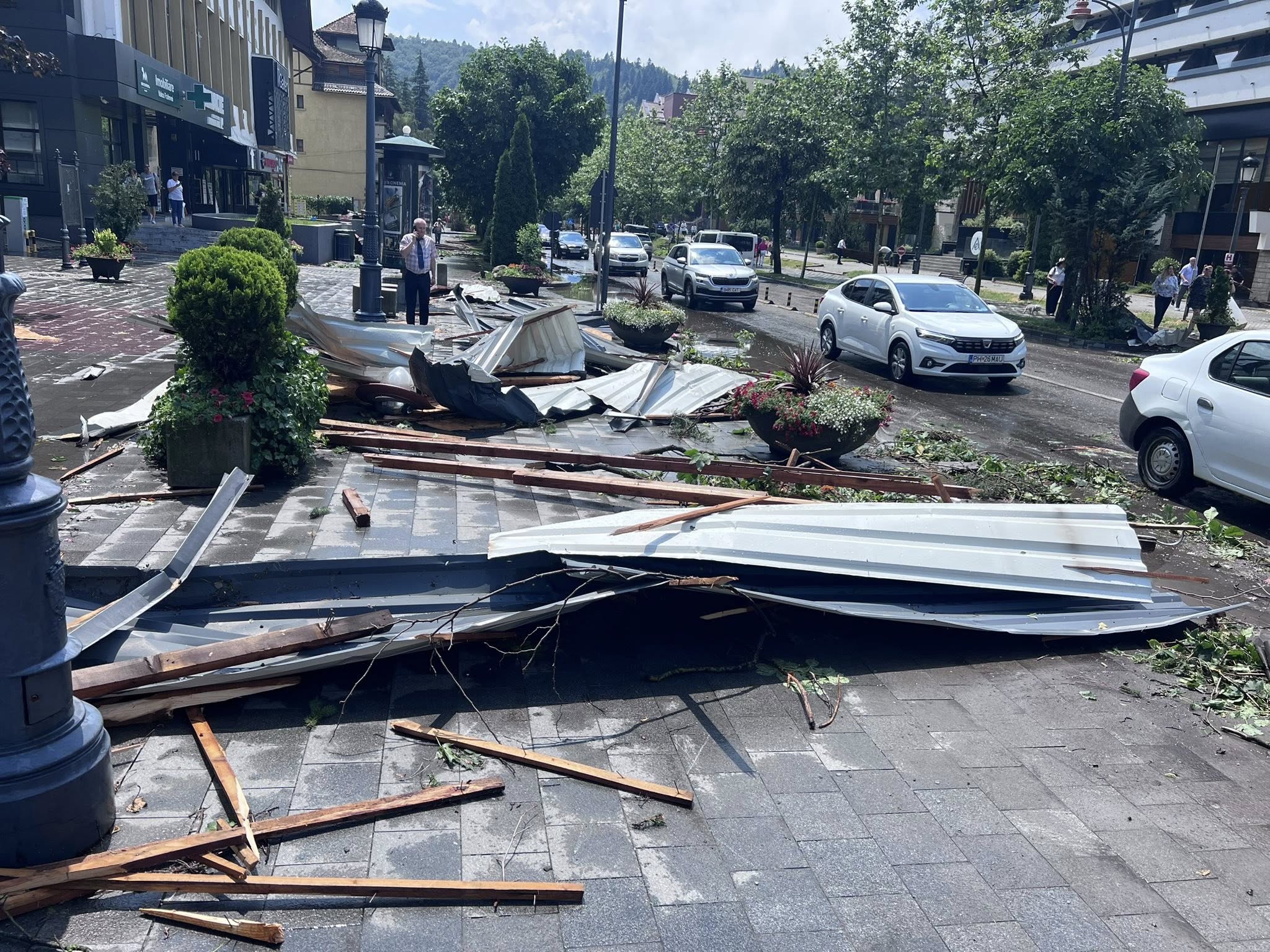 Sinaia: 11 persoane, inclusiv turiști străini, au ajuns la spital în urma furtunii puternice