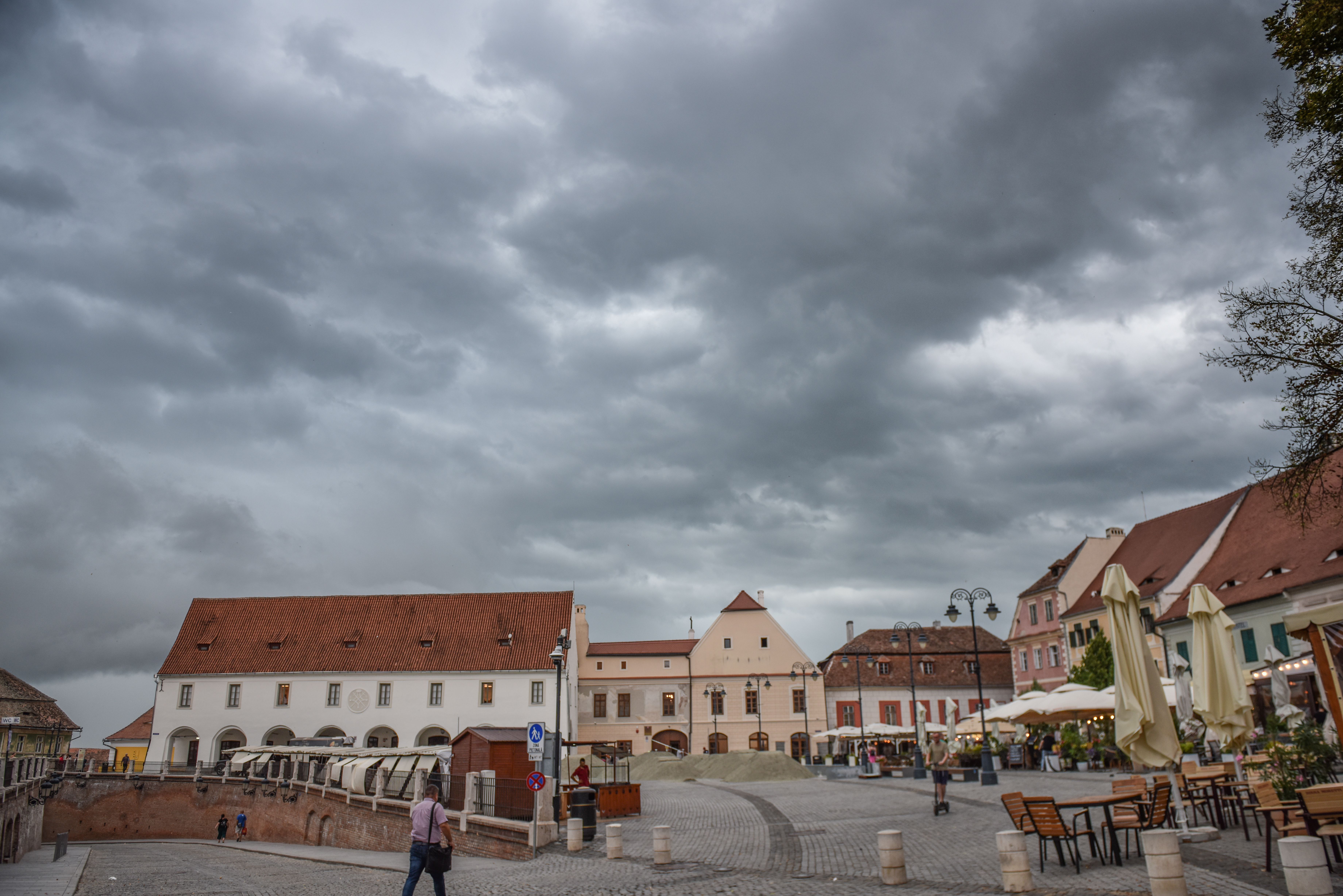 Vremea se răcește: cel mult 22 de grade Celsius în județ. Ploaie, grindină, vânt și furtună