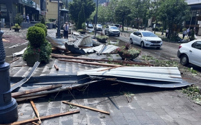 Sinaia: 11 persoane, inclusiv turiști străini, au ajuns la spital în urma furtunii puternice