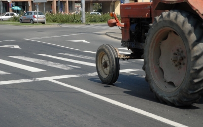 ”Trenulețul” beat din Fofeldea: Un bărbat a tractat cu tractorul o remorcă, un alt tractor și o căruță, apoi a luat târâș o mașină