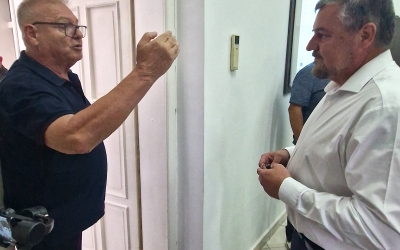 Cisnădie: „Mi-e scârbă când te văd”. Atacuri ale fostului primar la actualul edil, în fața câtorva zeci de tineri care nu-și pot construi casele pentru care au primit terenuri