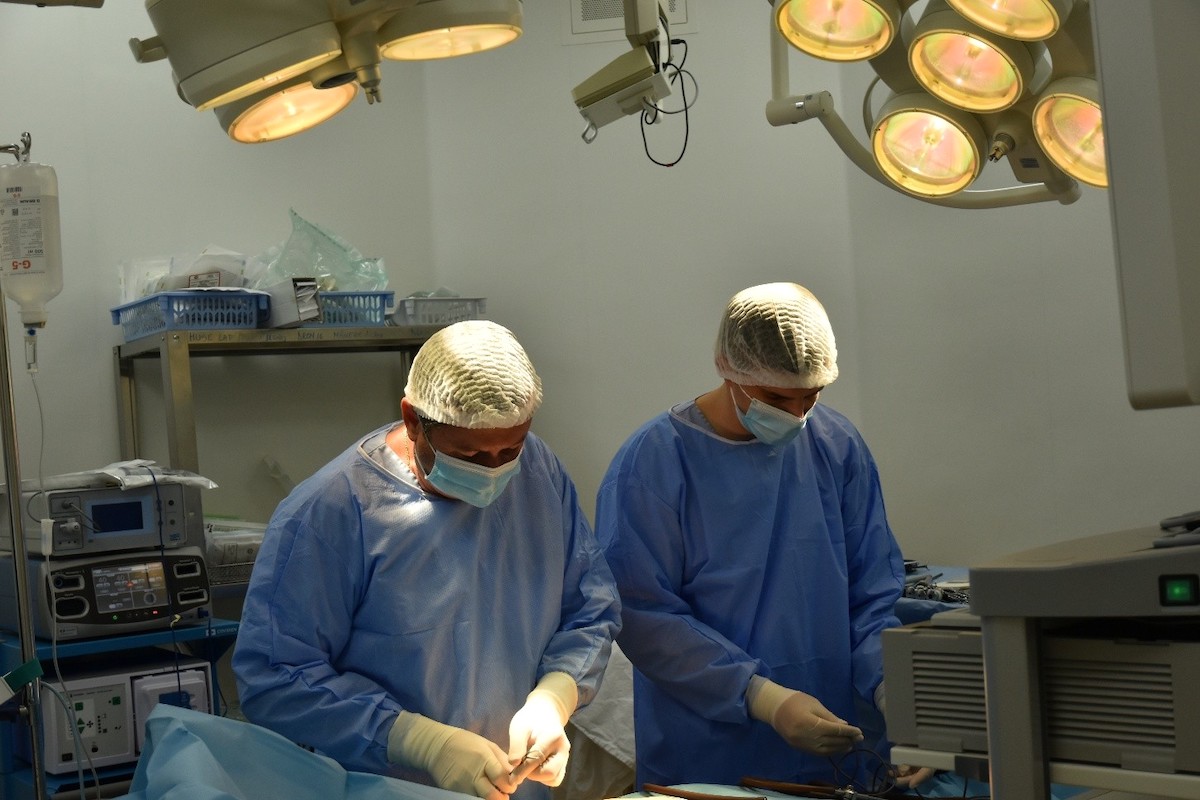 Intervenție chirurgicală dificilă la Spitalul Militar din Sibiu. Medicii au operat cu succes o femeie cu boală rară și tumori ovariene gigant
