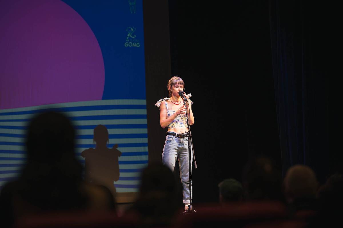 Sibiul găzduiește în weekend finala Campionatului Național de Slam Poetry. Organizatori: „Publicul va trăi o seară intensă, unde poezia își revendică locul nu doar ca literatură”