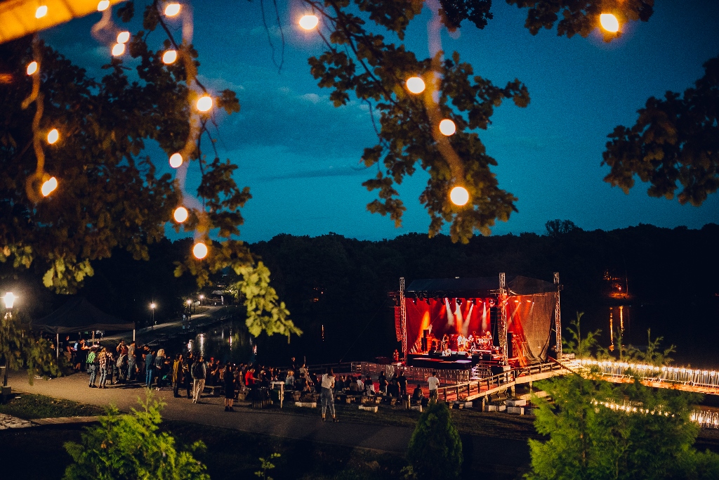 Ce facem în minivacanța de Sfânta Maria? Astra Rock, târg creativ în Piața Huet și târg de carte în Piața Mare, Festivalul Plăcintelor de la Tălmăcel, paradă a câinilor ciobănești românești