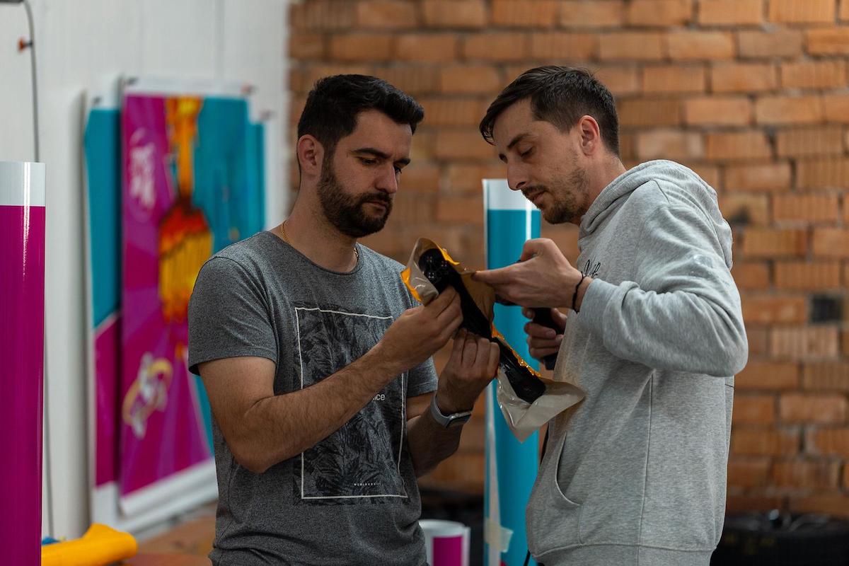 Din pasiune pentru mașini, doi sibieni și-au deschis afacere cu investiție de aproximativ 30.000 de euro: Lucrăm la mașini care costă de la 2.000 de euro, până la sute de mii