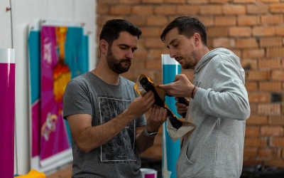Din pasiune pentru mașini, doi sibieni și-au deschis afacere cu investiție de aproximativ 30.000 de euro: Lucrăm la mașini care costă de la 2.000 de euro, până la sute de mii