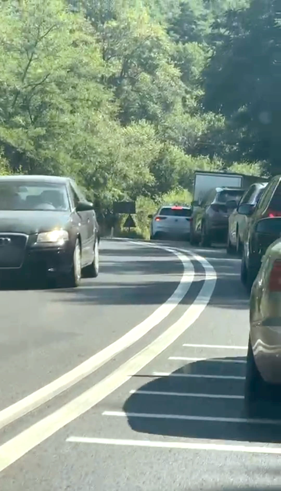 Aglomerație pe șosele: Transfăgărășan, Valea Oltului, DN1 Sibiu-Brașov. Poliția: cauza principală este afluxul crescut de turiști