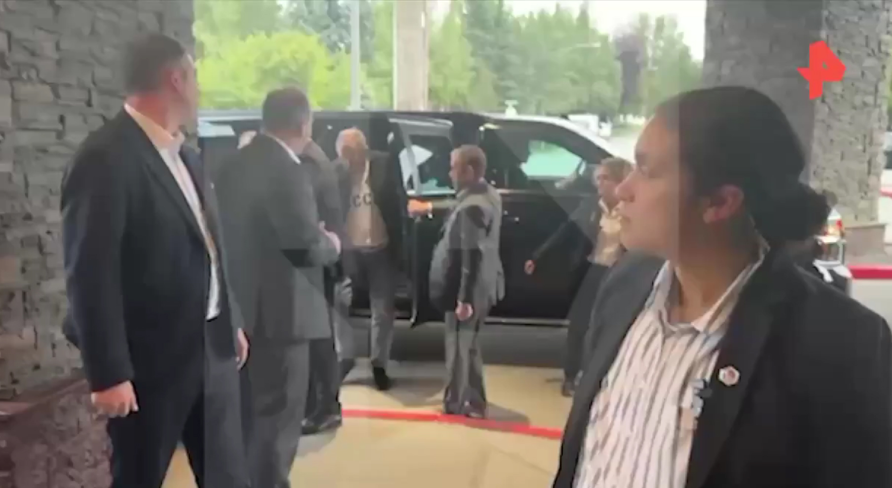 Ministrul rus de externe Serghei Lavrov a sosit în Alaska îmbrăcat într-un pulover pe care scrie „URSS”