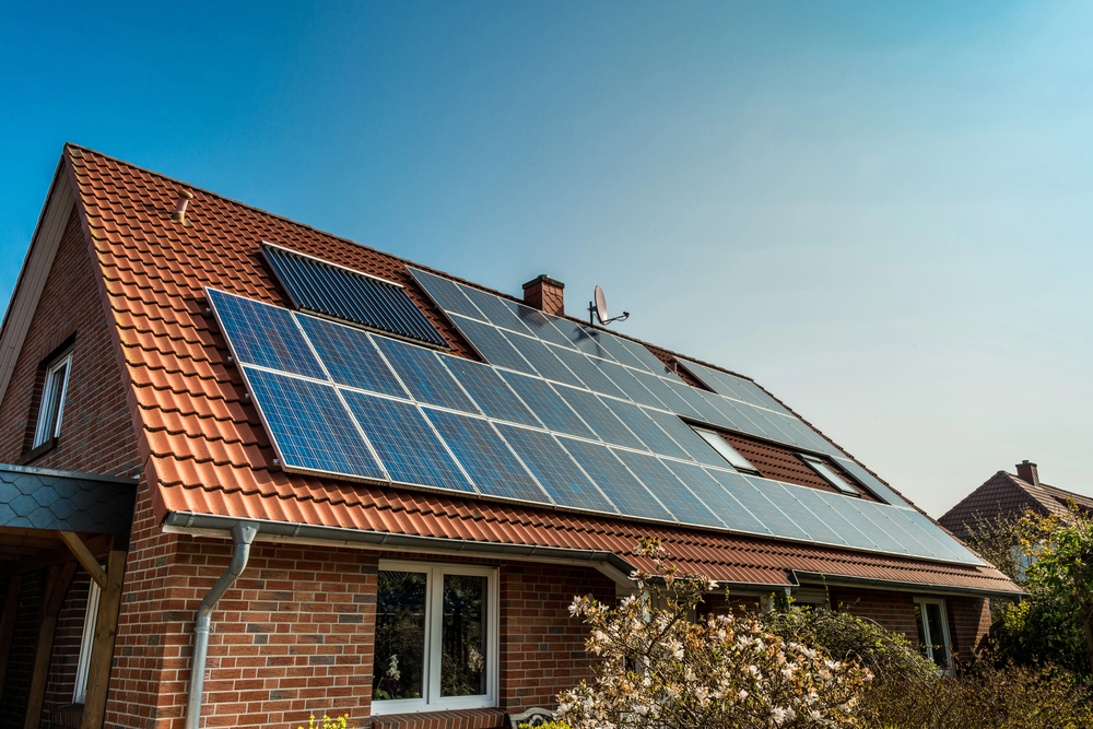 Un sibian și-a montat panouri solare, iar după doi ani a primit 6 facturi deodată: ”Nu includeau și energia produsă de instalația mea”. Electrica îi transmite să aibă răbdare