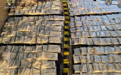 Cocaină de 3,5 milioane de euro, găsită în Sibiu. Drogurile cântăresc 66 de kilograme și se aflau într-o rulotă. 2 sârbi au fost arestați