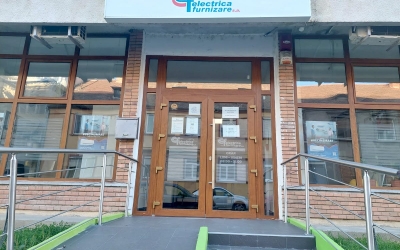 Un sibian și-a montat panouri solare, iar după doi ani a primit 6 facturi deodată: ”Nu includeau și energia produsă de instalația mea”. Electrica îi transmite să aibă răbdare
