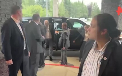 Ministrul rus de externe Serghei Lavrov a sosit în Alaska îmbrăcat într-un pulover pe care scrie „URSS”