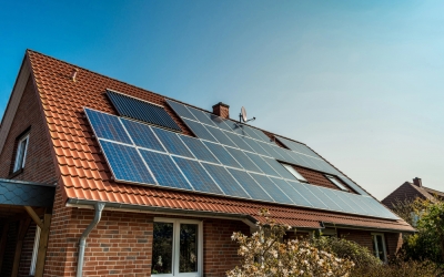 Un sibian și-a montat panouri solare, iar după doi ani a primit 6 facturi deodată: ”Nu includeau și energia produsă de instalația mea”. Electrica îi transmite să aibă răbdare