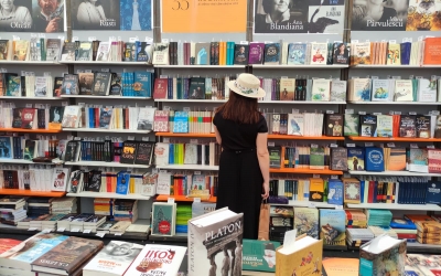 Top 3 cărți recomandate de cinci edituri prezente la Târgul de carte Gaudeamus din centrul Sibiului. Vânzările în prima zi au fost „slabe”, cu excepția cărților de anticariat
