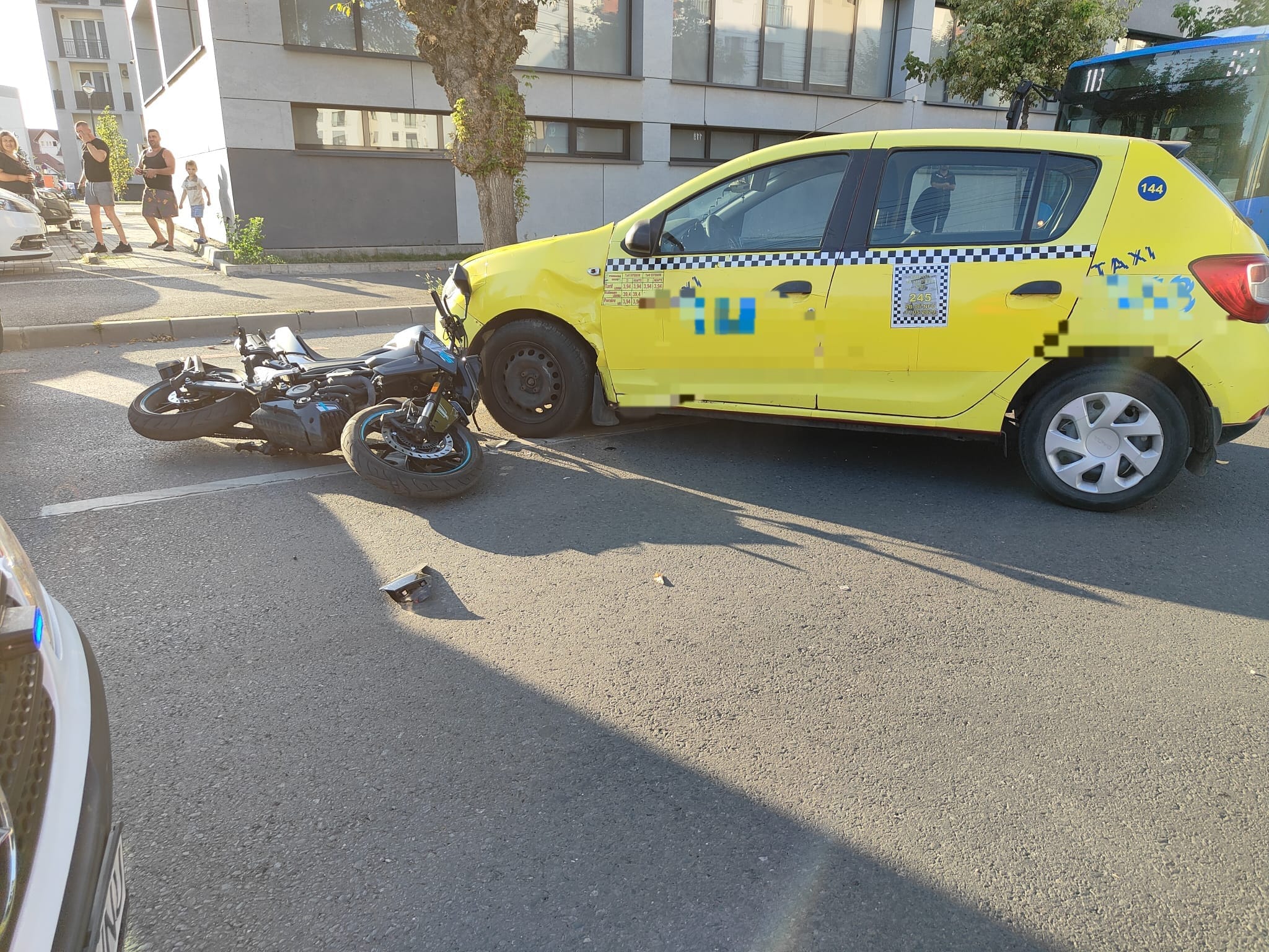 Accident între o mașină și o motocicletă, în Gușterița. O fată de 18 ani, pasageră pe motocicletă, a fost rănită