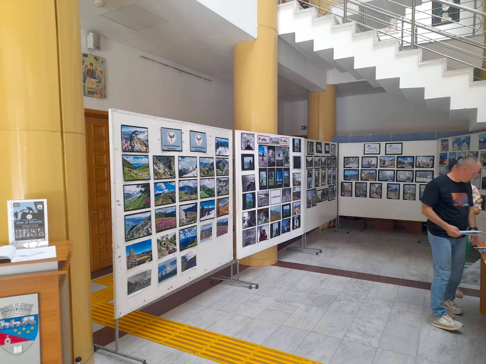 Expoziția „Om și Munte”, pornită de la Sibiu, a ajuns la finalul caravanei la Râmnicu Vâlcea