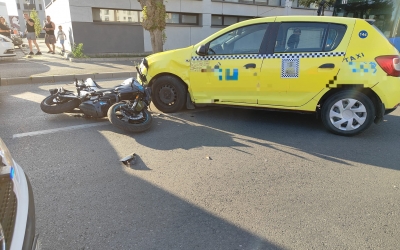 Coliziune între un autoturism și o motocicletă în Gușterița. O fată de 18 ani, pasageră pe motocicletă, a fost rănită