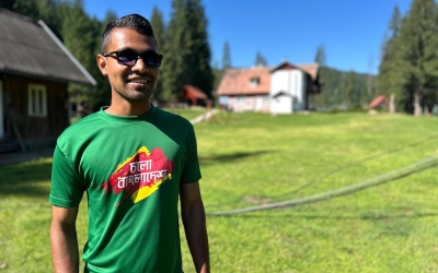 VIDEO / Cabana Crăciuneasa din Mărginimea Sibiului te întâmpină cu Roni, băiatul din Bangladesh. „Am învățat româna cu ajutorul telefonului și al oamenilor care vin la cabană”