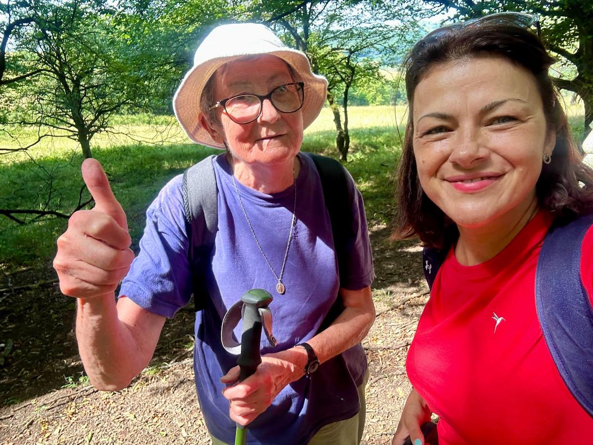 La peste 80 de ani, o fostă profesoară de română din Sibiu a pornit în drumeție pe Valea Hârtibaciului, ghidată de fosta sa elevă: Vreau să mai ies în natură și urmăresc cu interes turele mai ușoare