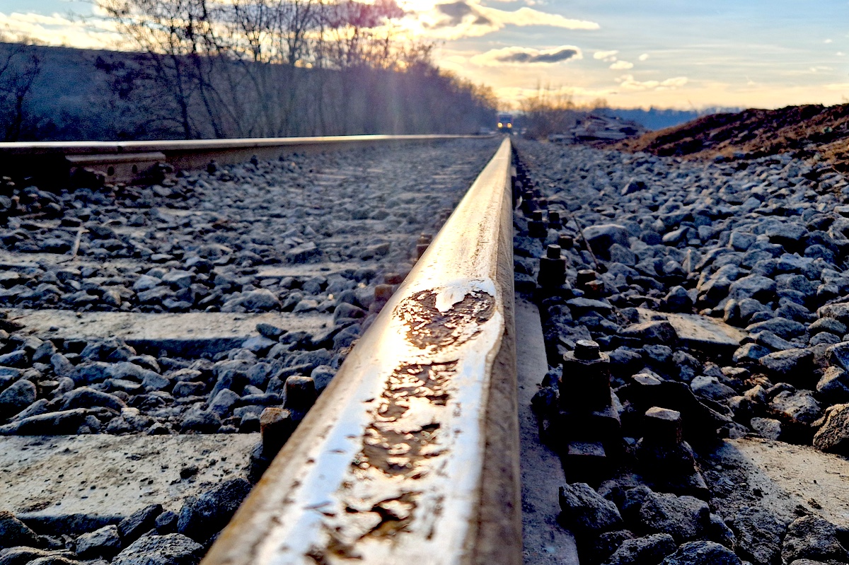 Lucrare pe jumătate: calea ferată dintre Loamneș și Ocna Sibiului încă așteaptă noile șine pentru a fi închisă din nou. „Șinele noi au fost comandate din 26 mai 2025”