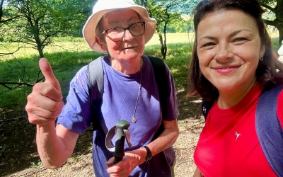 La peste 80 de ani, o fostă profesoară de română din Sibiu a pornit în drumeție pe Valea Hârtibaciului, ghidată de fosta sa elevă: Vreau să mai ies în natură și urmăresc cu interes turele mai ușoare