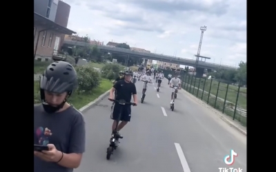 Poliția Sibiu către adolescenții pe trotinete: Nu ne “fraieriți” pe noi, polițiștii sibieni, ci pe voi. Este genul ăla de “distracție” care lasă urmări