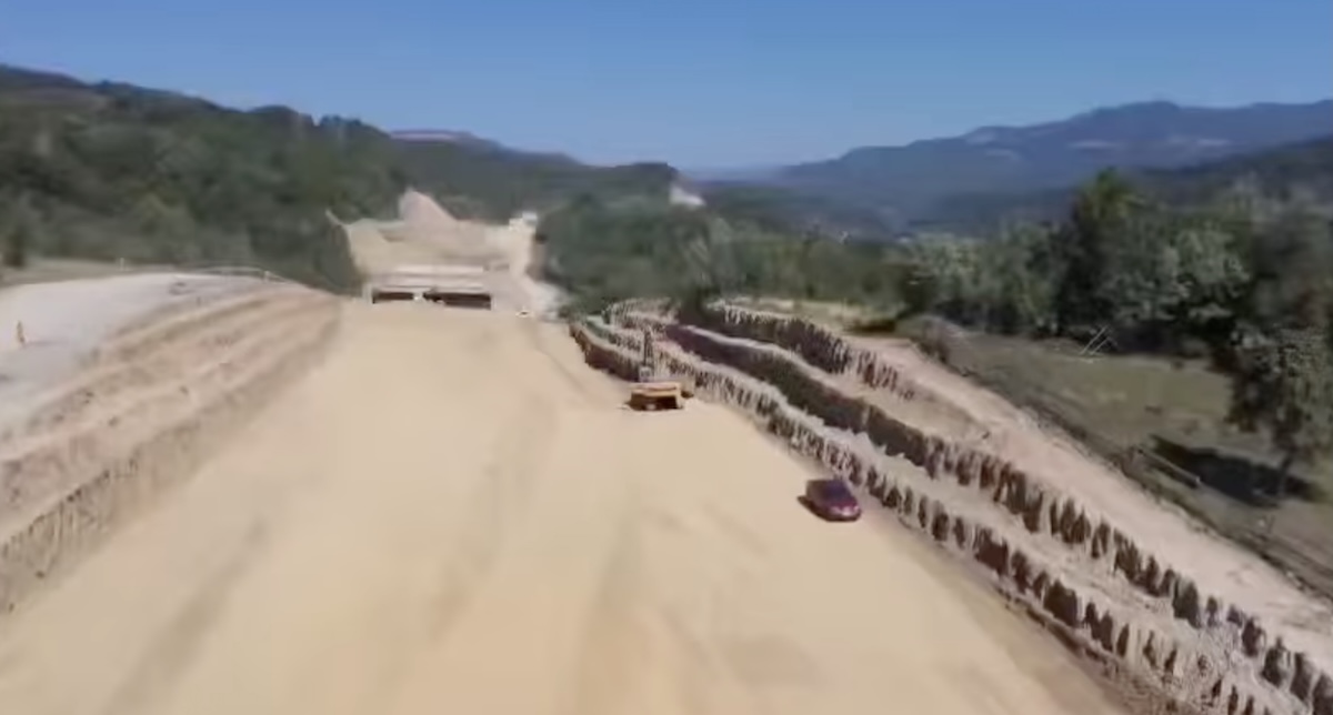 VIDEO În primăvara lui 2026 începe construcția primului tunel de autostradă din România forat cu TBM, pe Sibiu – Pitești. Lucrările aici au ajuns la 7%