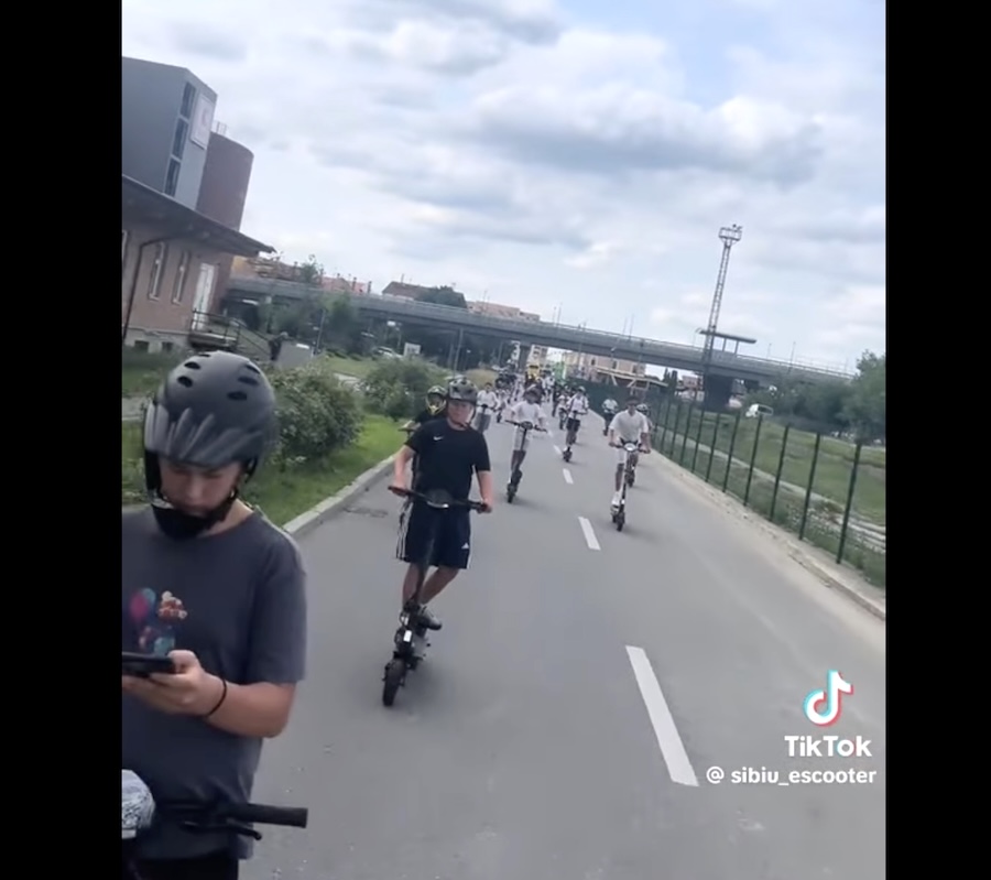 Poliția către adolescenții pe trotinete: Nu ne “fraieriți” pe noi, polițiștii sibieni, ci pe voi. Este genul ăla de “distracție” care lasă urmări