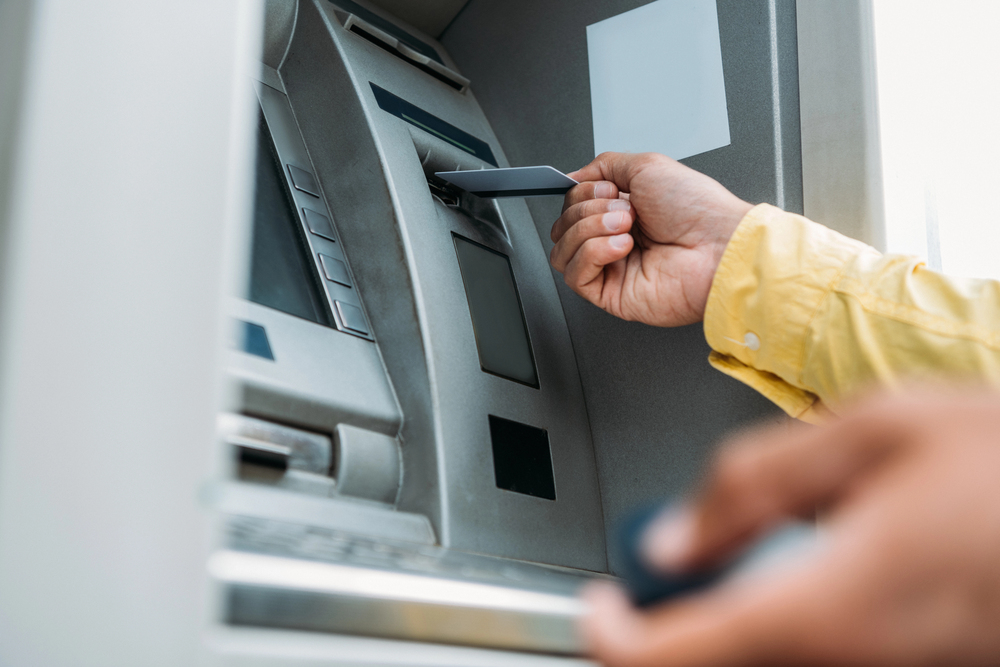 Un pensionar a fost condamnat la 4 luni de închisoare după ce și-a însușit 3.300 lei dintr-un bancomat. Pedeapsa a fost amânată, cu un termen de supraveghere de 2 ani
