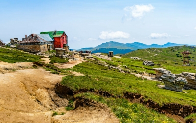 Cabana Babele a fost scoasă la vânzare. A fost construită în 1970 și se cer 1,6 milioane de euro